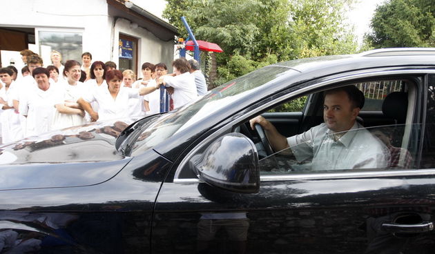 Zadar, 060611.
Pocela je blokada Adrije tvornice za preradu ribe, ocajne radnice krenule su u strajk jer im gazda nije isplatio placu od ozujka. Direktor Adrie Miodrag Lacic na ulazu u firmu.
Foto: Jure Miskovic / CROPIX