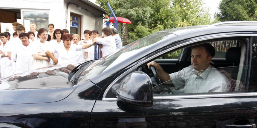 Zadar, 060611.
Pocela je blokada Adrije tvornice za preradu ribe, ocajne radnice krenule su u strajk jer im gazda nije isplatio placu od ozujka. Direktor Adrie Miodrag Lacic na ulazu u firmu.
Foto: Jure Miskovic / CROPIX Zadar, 060611.
Pocela je blokada Adrije tvornice za preradu ribe, ocajne radnice krenule su u strajk jer im gazda nije isplatio placu od ozujka. Direktor Adrie Miodrag Lacic na ulazu u firmu.
Foto: Jure Miskovic / CROPIX