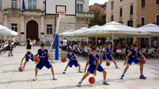 Narodni trg: Predstavljene košarakašice i košarkaši Zadra. foto: Mladen Malik