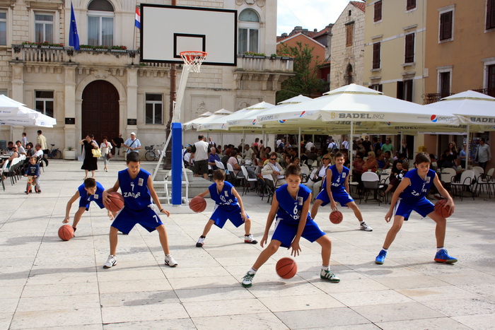 Narodni trg: Predstavljene košarakašice i košarkaši Zadra. foto: Mladen Malik