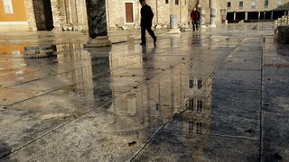 Zadar, 121211.
Jaka kisa koja je u jutarnjim satima pala na podrucje Zadra uzrokovala je manje poteskoce u prometu te je poplavljeno nekoliko podruma koja su u brzom vremenu uz pomoc tvrtke Odvodnja i zadarskih vatrogasaca ispumpana. Na slici Crkva sv Don Zadar, 121211.
Jaka kisa koja je u jutarnjim satima pala na podrucje Zadra uzrokovala je manje poteskoce u prometu te je poplavljeno nekoliko podruma koja su u brzom vremenu uz pomoc tvrtke Odvodnja i zadarskih vatrogasaca ispumpana. Na slici Crkva sv Don