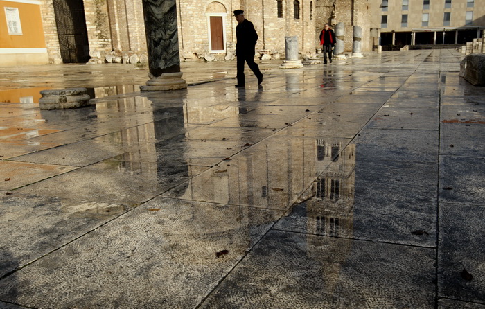 Zadar, 121211.
Jaka kisa koja je u jutarnjim satima pala na podrucje Zadra uzrokovala je manje poteskoce u prometu te je poplavljeno nekoliko podruma koja su u brzom vremenu uz pomoc tvrtke Odvodnja i zadarskih vatrogasaca ispumpana. Na slici Crkva sv Don Zadar, 121211.
Jaka kisa koja je u jutarnjim satima pala na podrucje Zadra uzrokovala je manje poteskoce u prometu te je poplavljeno nekoliko podruma koja su u brzom vremenu uz pomoc tvrtke Odvodnja i zadarskih vatrogasaca ispumpana. Na slici Crkva sv Don