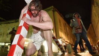 Zadarski performer Enio Mestrovic prosetao je centrom grada prerusen u Isusa noseci drveni kriz u hrvatskim detaljima. Prolazeci gradom uzvikivao je “Oprosti im Boze, ne znaju sto cine ni jedni ni drugi”. Photo: Dino Stanin/PIXSELL Zadarski performer Enio Mestrovic prosetao je centrom grada prerusen u Isusa noseci drveni kriz u hrvatskim detaljima. Prolazeci gradom uzvikivao je “Oprosti im Boze, ne znaju sto cine ni jedni ni drugi”. Photo: Dino Stanin/PIXSELL