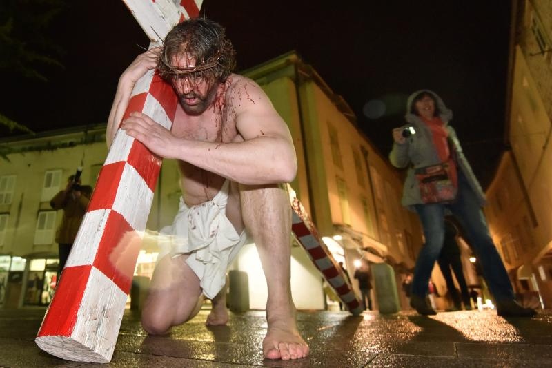 Zadarski performer Enio Mestrovic prosetao je centrom grada prerusen u Isusa noseci drveni kriz u hrvatskim detaljima. Prolazeci gradom uzvikivao je “Oprosti im Boze, ne znaju sto cine ni jedni ni drugi”. Photo: Dino Stanin/PIXSELL Zadarski performer Enio Mestrovic prosetao je centrom grada prerusen u Isusa noseci drveni kriz u hrvatskim detaljima. Prolazeci gradom uzvikivao je “Oprosti im Boze, ne znaju sto cine ni jedni ni drugi”. Photo: Dino Stanin/PIXSELL