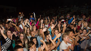Mještani Bibinja sinoć su uživali u vrhunskom koncertu grupe Colonija na sportskom centru Crljenica Mještani Bibinja sinoć su uživali u vrhunskom koncertu grupe Colonija na sportskom centru Crljenica