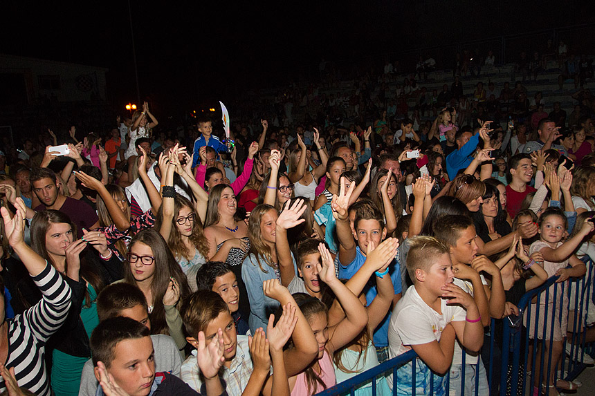 Mještani Bibinja sinoć su uživali u vrhunskom koncertu grupe Colonija na sportskom centru Crljenica Mještani Bibinja sinoć su uživali u vrhunskom koncertu grupe Colonija na sportskom centru Crljenica