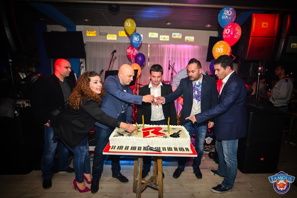 U Famous beach and grill baru Rockatansky bend proslavio je 20 godina djelovanja U Famous beach and grill baru Rockatansky bend proslavio je 20 godina djelovanja