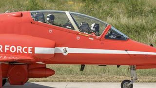 Akrobatska skupina “Red Arrows” Royal Air Forcea u posjeti Zračnoj bazi u Zemuniku Akrobatska skupina “Red Arrows” Royal Air Forcea u posjeti Zračnoj bazi u Zemuniku
