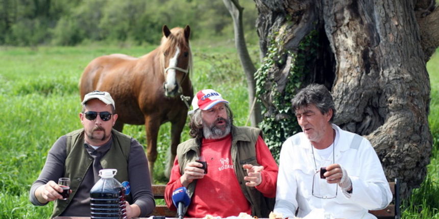Zadar, 150413.
Bokanjac. 
Nositelj liste Konji i kandidat za gradonacelnika grada Zadra Enio Mestrovic odrzao je jos jednu u nizu konferenciju za novinare. Ovaj put gradjanima se predstavio zajedno sa dvoje svojih kandidata za dogradonacelnika u polju iza