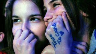 Skoplje, 240110.
Humanitarni koncert odrzan u Skoplju na kome su izvodjaci premijerno pjevali pjesme koje je komponirao Tose Proeski.
Na fotografiji: Tosine obozavateljice.
Foto: Maja Zlatevska / CROPIX Skoplje, 240110.
Humanitarni koncert odrzan u Skoplju na kome su izvodjaci premijerno pjevali pjesme koje je komponirao Tose Proeski.
Na fotografiji: Tosine obozavateljice.
Foto: Maja Zlatevska / CROPIX