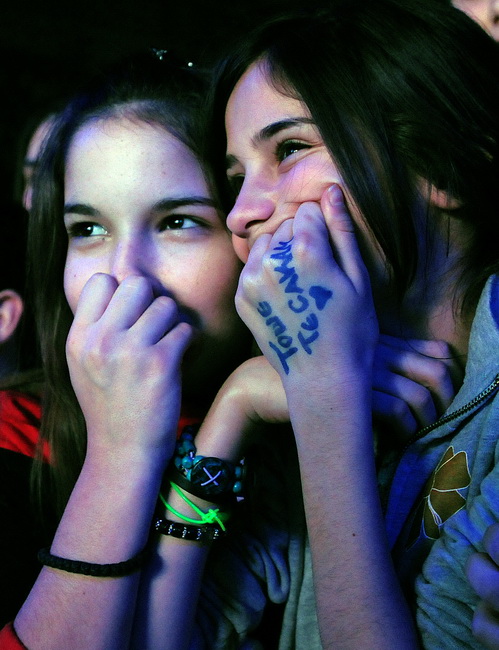 Skoplje, 240110.
Humanitarni koncert odrzan u Skoplju na kome su izvodjaci premijerno pjevali pjesme koje je komponirao Tose Proeski.
Na fotografiji: Tosine obozavateljice.
Foto: Maja Zlatevska / CROPIX Skoplje, 240110.
Humanitarni koncert odrzan u Skoplju na kome su izvodjaci premijerno pjevali pjesme koje je komponirao Tose Proeski.
Na fotografiji: Tosine obozavateljice.
Foto: Maja Zlatevska / CROPIX