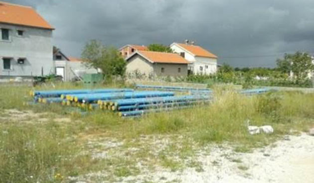 Vodovodne cijevi u Paljuvu i dalje čekaju