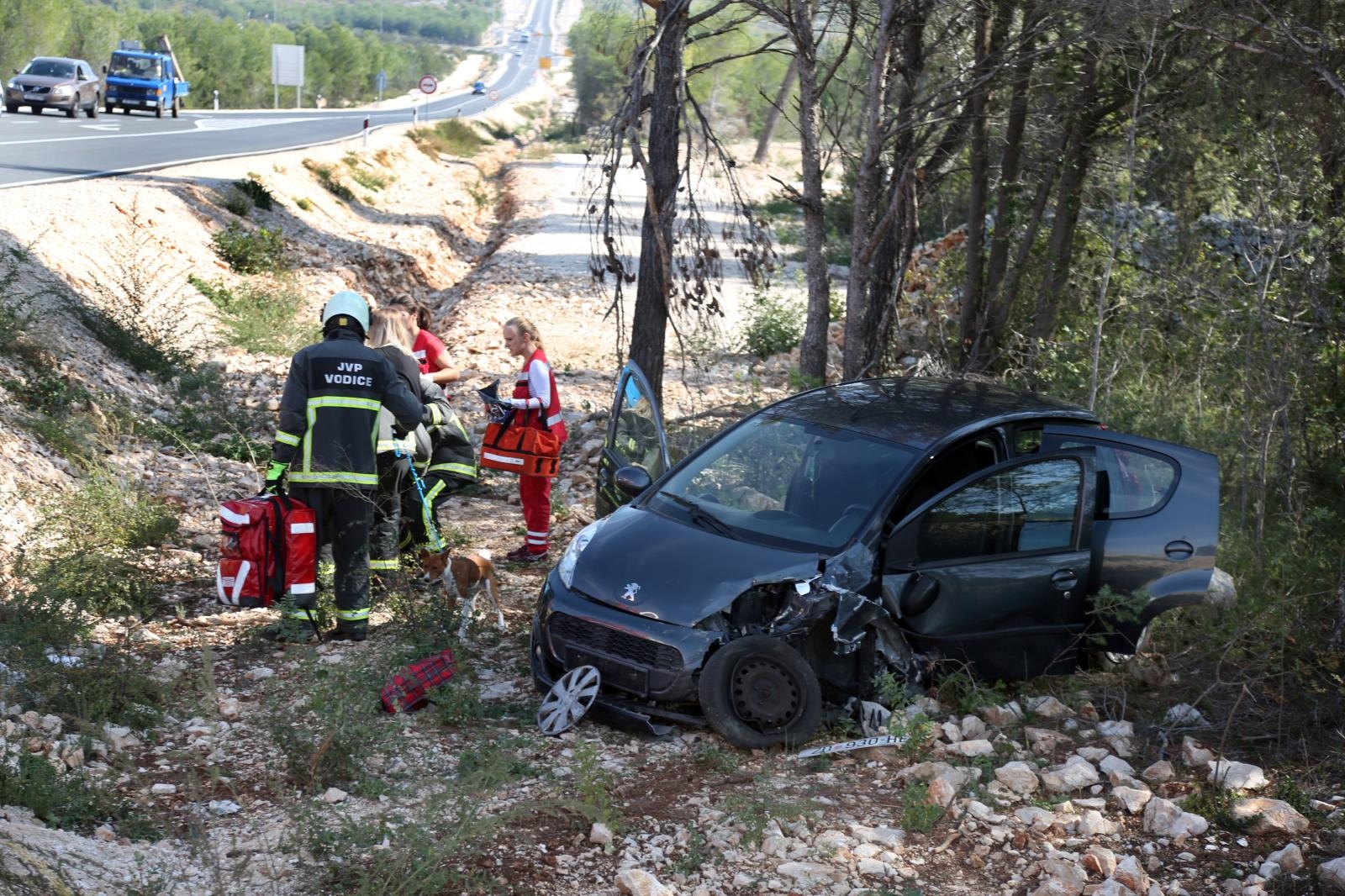 Dvoje ozlijeđenih u sudaru dva automobila na vodičkoj obilaznici, intervenirali i vatrogasci Dvoje ozlijeđenih u sudaru dva automobila na vodičkoj obilaznici, intervenirali i vatrogasci