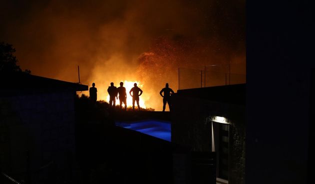 Požar se nošen udarima juga proširio prema Gornjoj Podstrani