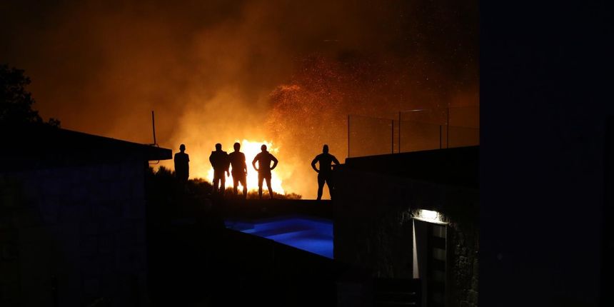 Požar se nošen udarima juga proširio prema Gornjoj Podstrani Požar se nošen udarima juga proširio prema Gornjoj Podstrani