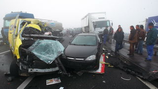 Zagreb, 161111.
Zagrebacka obilaznica, smjer istok, na mostu prije cvora Ivanja Reka, u jutrosnjoj magli oko 7 i 30 sati , sudarilo se dvadesetak automobila, a ozlijedjeno je vise osoba.
Foto: Goran Mehkek / Cropix