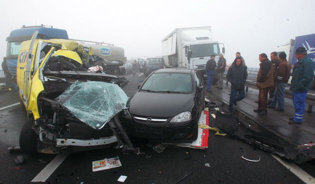 Zagreb, 161111.
Zagrebacka obilaznica, smjer istok, na mostu prije cvora Ivanja Reka, u jutrosnjoj magli oko 7 i 30 sati , sudarilo se dvadesetak automobila, a ozlijedjeno je vise osoba.
Foto: Goran Mehkek / Cropix