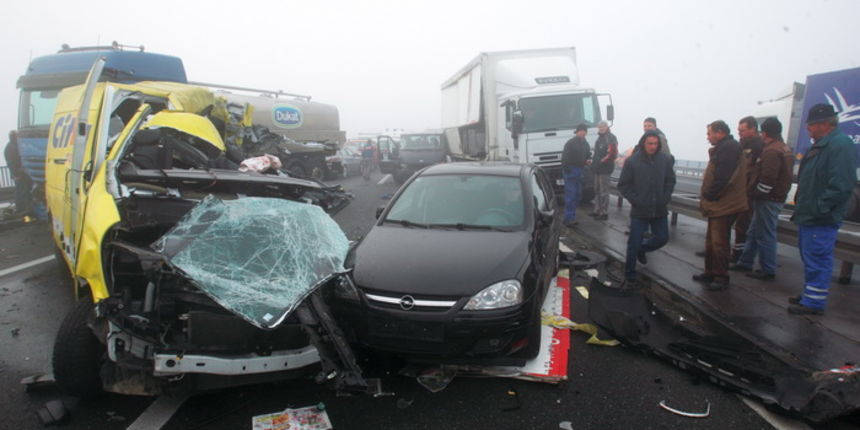 Zagreb, 161111.
Zagrebacka obilaznica, smjer istok, na mostu prije cvora Ivanja Reka, u jutrosnjoj magli oko 7 i 30 sati , sudarilo se dvadesetak automobila, a ozlijedjeno je vise osoba.
Foto: Goran Mehkek / Cropix Zagreb, 161111.
Zagrebacka obilaznica, smjer istok, na mostu prije cvora Ivanja Reka, u jutrosnjoj magli oko 7 i 30 sati , sudarilo se dvadesetak automobila, a ozlijedjeno je vise osoba.
Foto: Goran Mehkek / Cropix