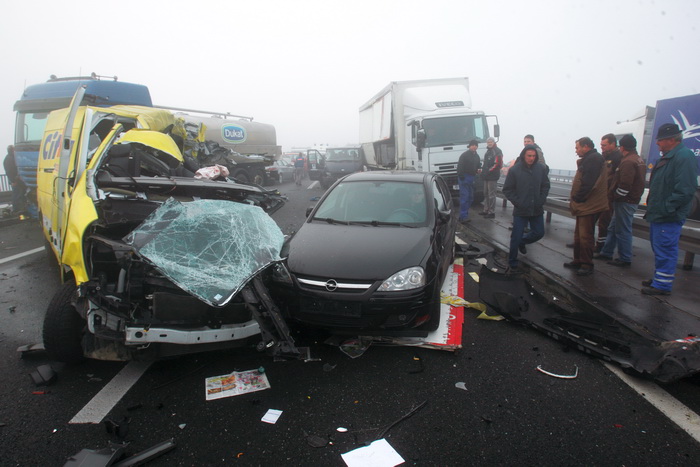Zagreb, 161111.
Zagrebacka obilaznica, smjer istok, na mostu prije cvora Ivanja Reka, u jutrosnjoj magli oko 7 i 30 sati , sudarilo se dvadesetak automobila, a ozlijedjeno je vise osoba.
Foto: Goran Mehkek / Cropix