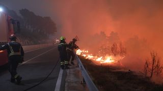 Tučepi: Požar se širi, zahvatio ranč i kuće, vatrogasci u akciji