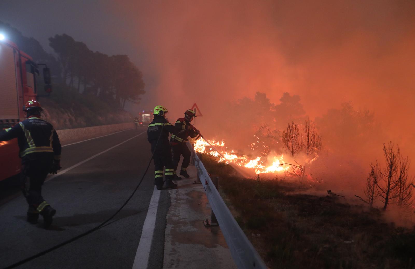 Tučepi: Požar se širi, zahvatio ranč i kuće, vatrogasci u akciji