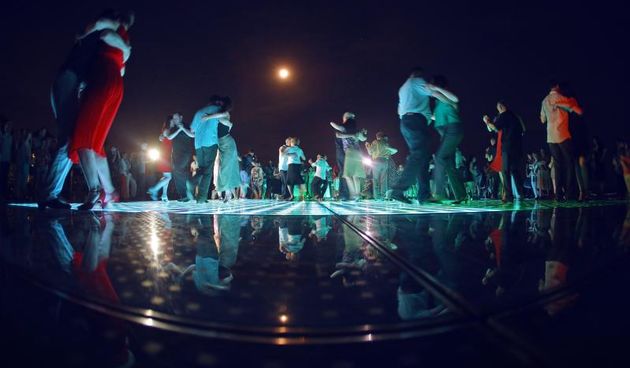 20.06.2013., Zadar – Pod gotovo punim mjesecom na instalaciji Pozdrav Suncu otvoren je 4. festival tanga.Photo: Filip Brala/PIXSELL