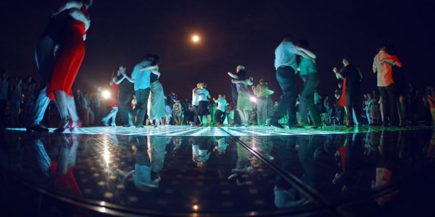 20.06.2013., Zadar – Pod gotovo punim mjesecom na instalaciji Pozdrav Suncu otvoren je 4. festival tanga.Photo: Filip Brala/PIXSELL