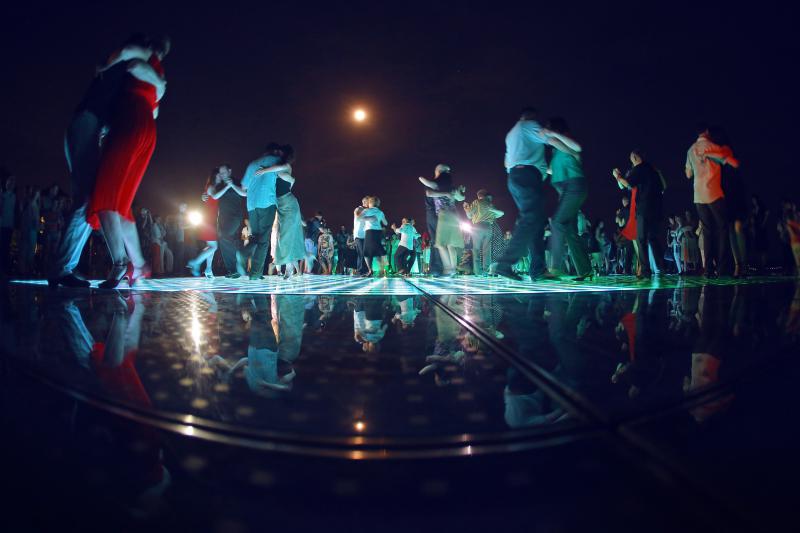 20.06.2013., Zadar – Pod gotovo punim mjesecom na instalaciji Pozdrav Suncu otvoren je 4. festival tanga.Photo: Filip Brala/PIXSELL 20.06.2013., Zadar – Pod gotovo punim mjesecom na instalaciji Pozdrav Suncu otvoren je 4. festival tanga.Photo: Filip Brala/PIXSELL