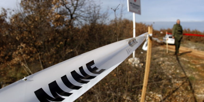 Zadar, 130110.
Na podrucju izmedju mjesta Crno i mjesta Murvica kraj Zadra jutros je smrtno stradao pirotehnicar. Ocevid je u tjeku.
Traka i tabla s oznakom minskog polja u kojem je stradao nesretni pirotehnicar.
Foto: Jure Miskovic / CROPIX Zadar, 130110.
Na podrucju izmedju mjesta Crno i mjesta Murvica kraj Zadra jutros je smrtno stradao pirotehnicar. Ocevid je u tjeku.
Traka i tabla s oznakom minskog polja u kojem je stradao nesretni pirotehnicar.
Foto: Jure Miskovic / CROPIX