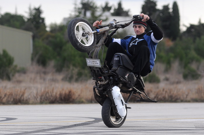 Sepurine, 220112
Na pisti vojarne Sepurine nedaleko od Zadra, okupili su se ljubitelji automoto sporta. Do trenutka kad je policija prekinula aktivnosti na pisti, automobili i motocikli su se utrkivali i izvodili raznorazne akrobacije na odusevljenje pris Sepurine, 220112
Na pisti vojarne Sepurine nedaleko od Zadra, okupili su se ljubitelji automoto sporta. Do trenutka kad je policija prekinula aktivnosti na pisti, automobili i motocikli su se utrkivali i izvodili raznorazne akrobacije na odusevljenje pris