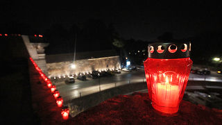 Svijeće na Kopnenim vratima i bedemu u Foši (foto:Saša Čuka) Svijeće na Kopnenim vratima i bedemu u Foši (foto:Saša Čuka)