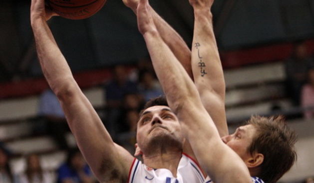 Zagreb, 120510. Kosarkaska utakmica Cibona – Zadar, prve hrvatske kosarkaske lige u kosarkaskom centru “Drazen Petrovic”. Na slici: Vedran Vukusic (11) i Vladimer Boisa (7). Foto: Dragan Matic / Cropix