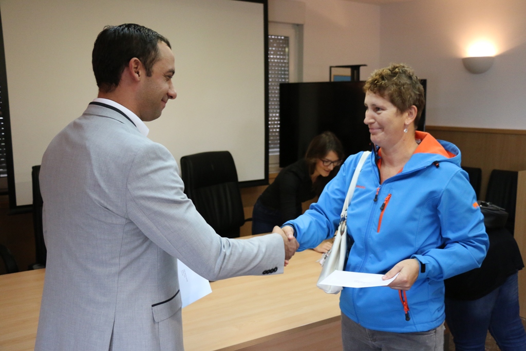 Vir: Dodjela materijalne pomoći roditeljima za nabavku udžbenika i školske opreme Vir: Dodjela materijalne pomoći roditeljima za nabavku udžbenika i školske opreme