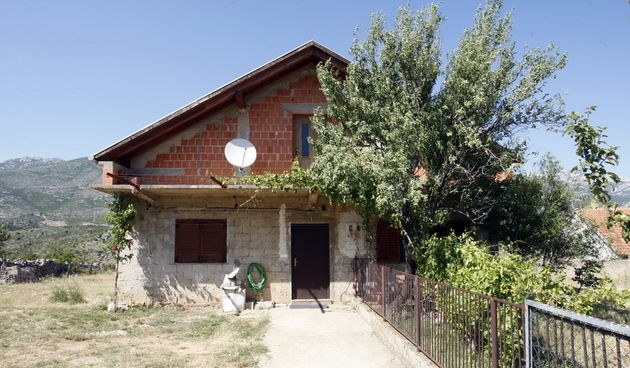 Bilisane Donje, (Zadarska regija), 220611.
Policija je jutros pretresla kucu u selu Bilisane Donje radi sumnje o povezanosti sa nestalom maloljetnicom Antonijom Bilic.
Na slici: kuca na kojoj je izvrsen pretres.
Foto: Jure Miskovic / CROPIX