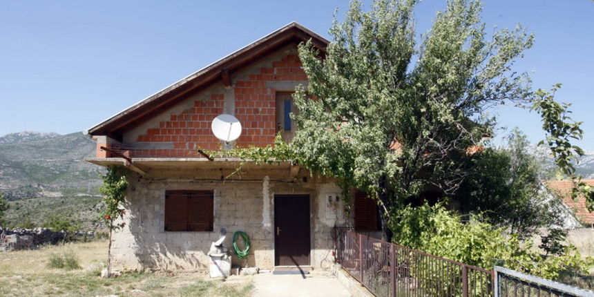 Bilisane Donje, (Zadarska regija), 220611.
Policija je jutros pretresla kucu u selu Bilisane Donje radi sumnje o povezanosti sa nestalom maloljetnicom Antonijom Bilic.
Na slici: kuca na kojoj je izvrsen pretres.
Foto: Jure Miskovic / CROPIX