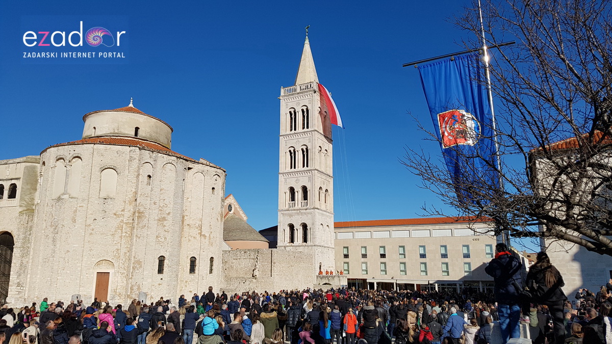 Izložba vojne opreme, oružja i vozila na zadarskoj rivi i spuštanje 25-metarske zastave s kampanela sv. Stošije
