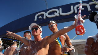 Zrce, Novalja 290710.
Aquarius pjena party srpanj 2010. – Jedan od zastitnih znakova Aquariusa na Zrcu je pjena party. Svakog dana na after beach partyjima on starta u 17.00 te se ponovi jos nekoliko puta. Ove godine Aquarius ima i dodatni top koji baca p Zrce, Novalja 290710.
Aquarius pjena party srpanj 2010. – Jedan od zastitnih znakova Aquariusa na Zrcu je pjena party. Svakog dana na after beach partyjima on starta u 17.00 te se ponovi jos nekoliko puta. Ove godine Aquarius ima i dodatni top koji baca p