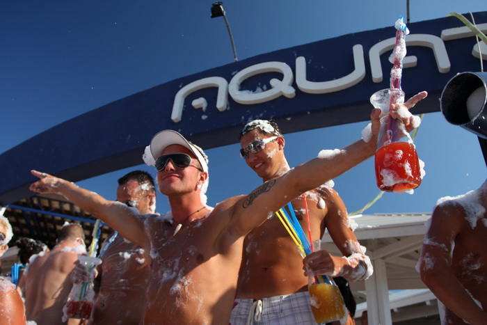 Zrce, Novalja 290710.
Aquarius pjena party srpanj 2010. – Jedan od zastitnih znakova Aquariusa na Zrcu je pjena party. Svakog dana na after beach partyjima on starta u 17.00 te se ponovi jos nekoliko puta. Ove godine Aquarius ima i dodatni top koji baca p Zrce, Novalja 290710.
Aquarius pjena party srpanj 2010. – Jedan od zastitnih znakova Aquariusa na Zrcu je pjena party. Svakog dana na after beach partyjima on starta u 17.00 te se ponovi jos nekoliko puta. Ove godine Aquarius ima i dodatni top koji baca p