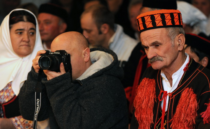 Zadar, 080111.
U Nadinu, selu pokraj Benkovca odrzana je danas
4. Cvitarijada pod nazivom Najbolji cvitarasi od Nina do Knina. Rijec je o natjecanju u kojem je sudjelovalo oko
30-ak samoukih sviraca etno skladbi na usnoj harmonici.
Na slici: neki su p Zadar, 080111.
U Nadinu, selu pokraj Benkovca odrzana je danas
4. Cvitarijada pod nazivom Najbolji cvitarasi od Nina do Knina. Rijec je o natjecanju u kojem je sudjelovalo oko
30-ak samoukih sviraca etno skladbi na usnoj harmonici.
Na slici: neki su p