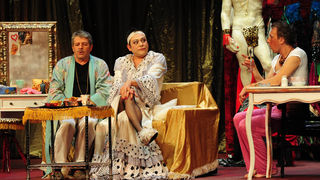 Zadar, 12.11.2012. snimio: Nenad Marčev
SATIRIČKO KAZALIŠTE KEREMPUH
Jean Poiret:
Krletka, komedija
redatelj: Krešimir Dolenčić
igraju: Ž. Königsknecht, H. Kečkeš, M. Mirković,
I. Đuričić, L. Petrušić, B. Perić, V. Čokljat,
M. Posavec Zadar, 12.11.2012. snimio: Nenad Marčev
SATIRIČKO KAZALIŠTE KEREMPUH
Jean Poiret:
Krletka, komedija
redatelj: Krešimir Dolenčić
igraju: Ž. Königsknecht, H. Kečkeš, M. Mirković,
I. Đuričić, L. Petrušić, B. Perić, V. Čokljat,
M. Posavec