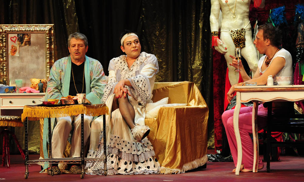 Zadar, 12.11.2012. snimio: Nenad Marčev
SATIRIČKO KAZALIŠTE KEREMPUH
Jean Poiret:
Krletka, komedija
redatelj: Krešimir Dolenčić
igraju: Ž. Königsknecht, H. Kečkeš, M. Mirković,
I. Đuričić, L. Petrušić, B. Perić, V. Čokljat,
M. Posavec Zadar, 12.11.2012. snimio: Nenad Marčev
SATIRIČKO KAZALIŠTE KEREMPUH
Jean Poiret:
Krletka, komedija
redatelj: Krešimir Dolenčić
igraju: Ž. Königsknecht, H. Kečkeš, M. Mirković,
I. Đuričić, L. Petrušić, B. Perić, V. Čokljat,
M. Posavec