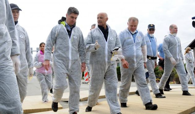 Gunja – Premijer Zoran Milanovic s ministrima Mihaelom Zmajlovicem i Rankom Ostojicem obisao Gunju u kojoj se dogodila katastrofalna poplava. Voda se je vecim dijelom povukla a u tijeku su popisi stete na objektima. Photo: Goran Ferbezar/PIXSELL