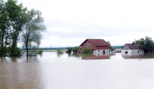 Rajevo Selo – Slavonska sela pogodila poplava nezapamcenih razmjera, nasip koji je u poslijepodnevnim satima popustio poplavio je cijelo Rajevo Selo te jos nekoliko okolnih sela iz kojih je do sada evakuirano oko 400 ljudi. Photo: Goran Ferbezar/PIXSELL
