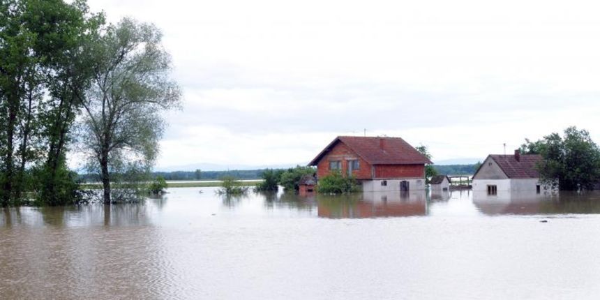 Rajevo Selo – Slavonska sela pogodila poplava nezapamcenih razmjera, nasip koji je u poslijepodnevnim satima popustio poplavio je cijelo Rajevo Selo te jos nekoliko okolnih sela iz kojih je do sada evakuirano oko 400 ljudi. Photo: Goran Ferbezar/PIXSELL