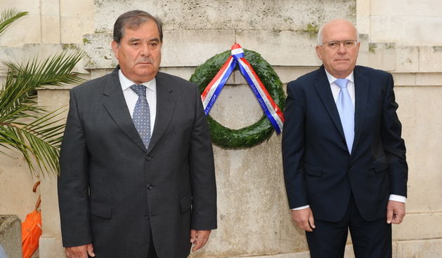 Zadar, 080510.
Darko Kasap (dogradonacelnik), Zvonimir Vrancic (gradonacelnik Zadra), Zivko Kolega (bivsi gradonacelnik) i Drazen Grgurevic (dogradonacelnik), polozili su vijenac na zadarskom Narodnom trgu povodom obiljezavanja dana pobjede nad Fasizmom.