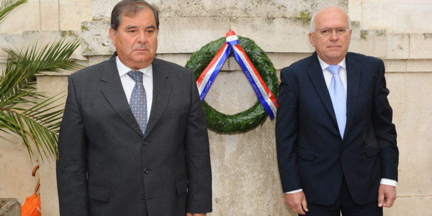 Zadar, 080510.
Darko Kasap (dogradonacelnik), Zvonimir Vrancic (gradonacelnik Zadra), Zivko Kolega (bivsi gradonacelnik) i Drazen Grgurevic (dogradonacelnik), polozili su vijenac na zadarskom Narodnom trgu povodom obiljezavanja dana pobjede nad Fasizmom. Zadar, 080510.
Darko Kasap (dogradonacelnik), Zvonimir Vrancic (gradonacelnik Zadra), Zivko Kolega (bivsi gradonacelnik) i Drazen Grgurevic (dogradonacelnik), polozili su vijenac na zadarskom Narodnom trgu povodom obiljezavanja dana pobjede nad Fasizmom.