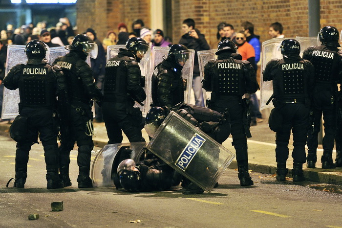 Maribor (Slovenija), 031212.
Prosvjed gradjana Maribora protiv trenutacnog gradonacelnika Franca Kanglera, osumnjicenog za umjesanost u korupciju. Prosvjed je zapoceo okupljanjem nekoliko tisuca ljudi na Trgu Slobode, a zatim se preselio ispred zgrade opc Maribor (Slovenija), 031212.
Prosvjed gradjana Maribora protiv trenutacnog gradonacelnika Franca Kanglera, osumnjicenog za umjesanost u korupciju. Prosvjed je zapoceo okupljanjem nekoliko tisuca ljudi na Trgu Slobode, a zatim se preselio ispred zgrade opc