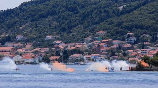 Tunuara 2016 – defile ribarica, spremanje brudeta, demonstracija ribarske vještine i koncert Zorica Kondža. Foto: TZ općine Kali/Adam Vidas Tunuara 2016 – defile ribarica, spremanje brudeta, demonstracija ribarske vještine i koncert Zorica Kondža. Foto: TZ općine Kali/Adam Vidas
