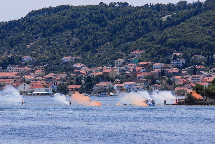Tunuara 2016 – defile ribarica, spremanje brudeta, demonstracija ribarske vještine i koncert Zorica Kondža. Foto: TZ općine Kali/Adam Vidas Tunuara 2016 – defile ribarica, spremanje brudeta, demonstracija ribarske vještine i koncert Zorica Kondža. Foto: TZ općine Kali/Adam Vidas