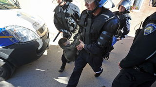 Zadar, 081112
Unatoc brojnim prosvjedima danas oko je oko 10h iz stana u zadarskoj cetvrti Arbanasi delozirana obitelj Vukic. Ulaz su svojim tijelima blokirali clanovi obitelji te njihovi prijatelji koje je policija bez otpora za ruke i noge odnijela u po Zadar, 081112
Unatoc brojnim prosvjedima danas oko je oko 10h iz stana u zadarskoj cetvrti Arbanasi delozirana obitelj Vukic. Ulaz su svojim tijelima blokirali clanovi obitelji te njihovi prijatelji koje je policija bez otpora za ruke i noge odnijela u po